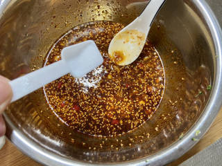 凉拌蒜蓉西兰花,搅拌均匀尝下咸淡，根据自己口味补充少许食盐