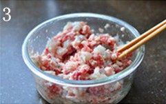 虾肉荠菜灌汤饺,将肉和虾放进大碗，顺同一方向搅拌均匀。