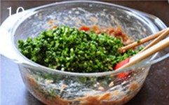 虾肉荠菜灌汤饺,肉馅和蔬菜一起放进大碗，不要搅拌。