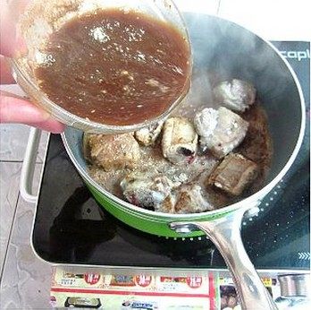红烧菠萝排骨,将烧肉调料半包，水300克搅拌均匀，倒进煎香的排骨里，加盖，大火烧开后，转小火焖20分钟。