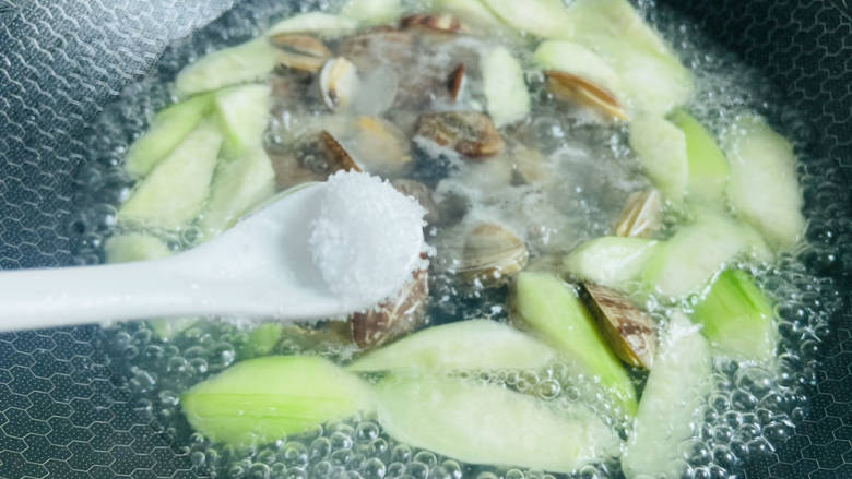 花蛤丝瓜汤,根据个人口味加入适量盐