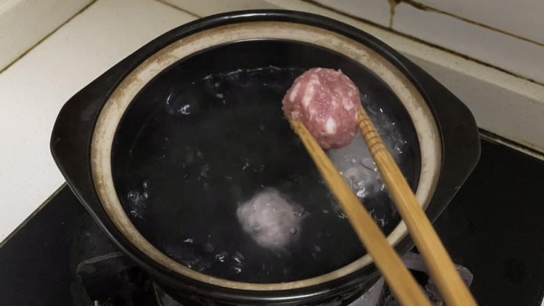 牛肉丸子汤,锅中倒入适量清水烧开后再加入牛肉丸子