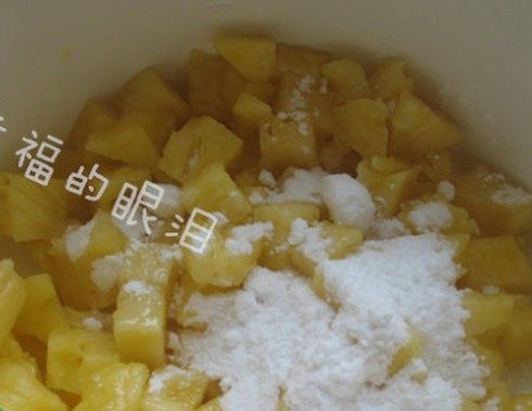 菠萝派,下面是焦糖菠萝的做法：将菠萝洗干净切成丁，放入小锅中，放入适量冰糖。
