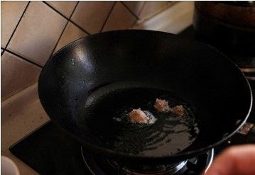 奶酪虾球,锅中放入适量的山茶籽油，待油烧到中温之后，把虾丸放入锅中煎熟即可。