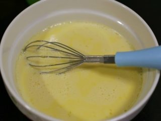 芒果班戟,首先做面皮，将鸡蛋打散，加入牛奶和白砂糖，搅拌均匀