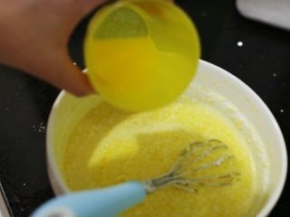 芒果班戟,加入融化的黄油