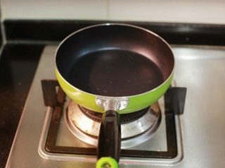 芒果班戟,平底不粘锅洗干净，擦干水份，此时不用涂任何油，因为面糊中的黄油是不会粘的哦，开小火热锅