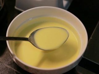 芒果班戟,用大号汤匙舀面粉液慢慢的入锅并转动使面液更圆