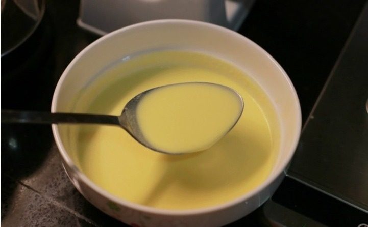 芒果班戟,用大号汤匙舀面粉液慢慢的入锅并转动使面液更圆