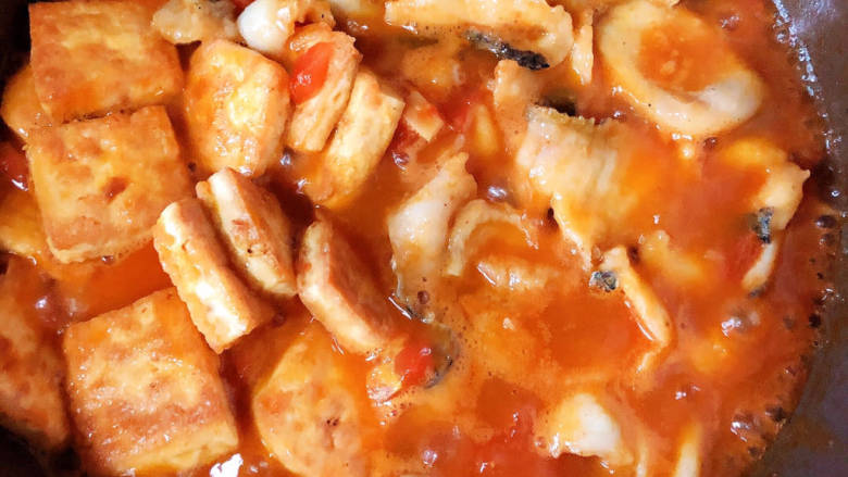番茄炒鱼片,放入腌制好的鱼片，中火慢炖五分钟。