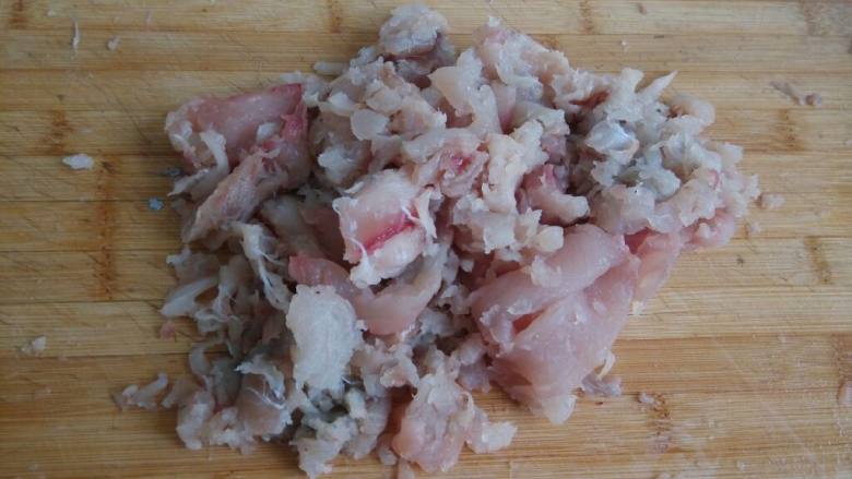 鲅鱼水饺,把两边的刺切掉，再用指甲把中间的刺挑出来，用小勺把肉刮下来，鱼皮鱼骨扔掉