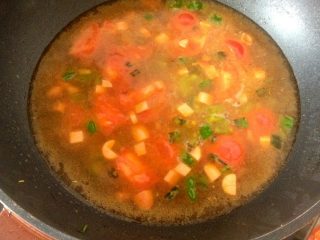 西红柿鸡蛋面,如图，加水煮沸