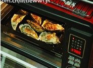 蒜香烤生蚝,烤箱200℃，放中下层，烘烤20分钟，出炉后撒香菜末即可享用。