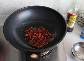 香辣肚丝 ,锅中油3-4成热的时候，倒入辣椒丝煸炒。