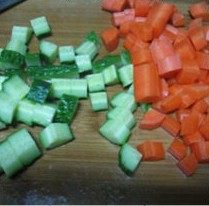 酱爆三丁,黄瓜和胡萝卜洗干净切丁。