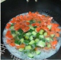 酱爆三丁,锅中放入适量油，油热后先将蔬菜放入，中火炸5分钟。盛出备用。
