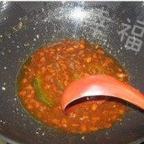 酱爆三丁,锅中放入少量的色拉油，油热后转中火，放入“步骤6”黄豆酱，稍微炒制一下。