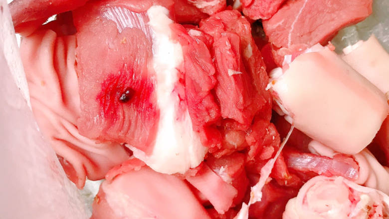 清炖羊肉,<a style='color:red;display:inline-block;' href='/shicai/ 329'>羊肉</a>剁成块