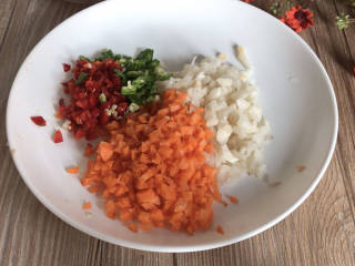 七彩虾环,藕和红萝卜去皮洗净，切碎备用，青红椒洗净去蒂去籽，切碎备用