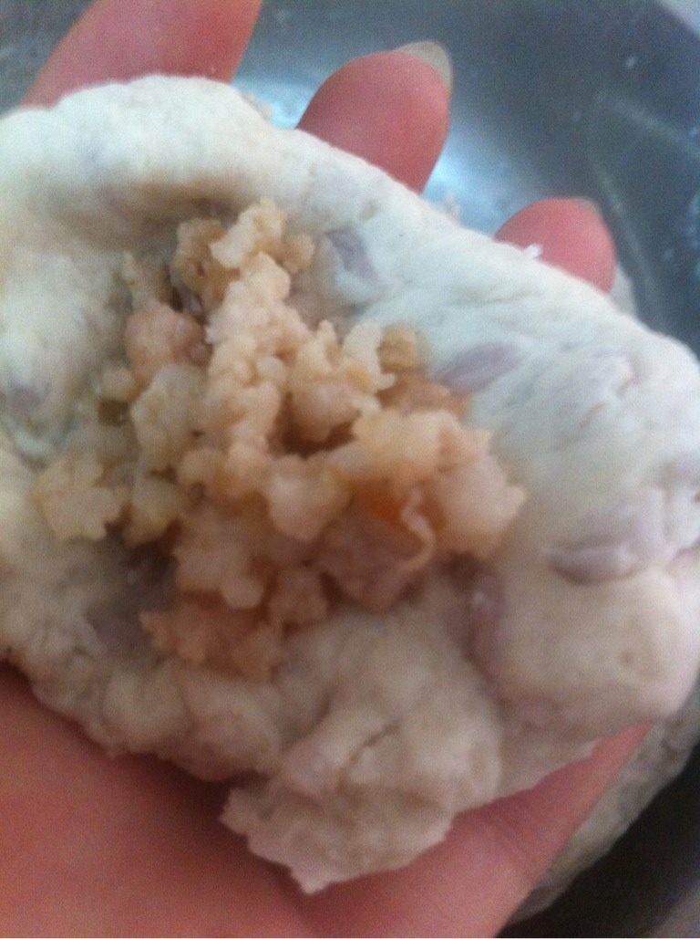 香芋饼,如图捏1小团粉把肉末包起