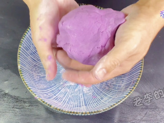 自制香甜软糯的素葡萄教程,揉成光滑的面团。