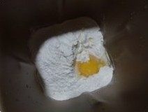 南瓜核桃土司,先将枫糖，鸡蛋放在面包桶下面。