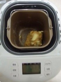 南瓜核桃土司,按下功能“和面”程序，当面团揉成光滑状，加入室内软化的黄油。