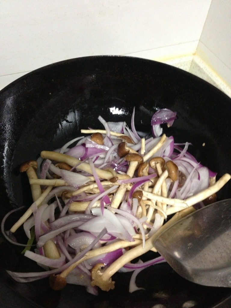 杂蔬,如图：热油锅先入洋葱和茶树菇炒到菇软，
