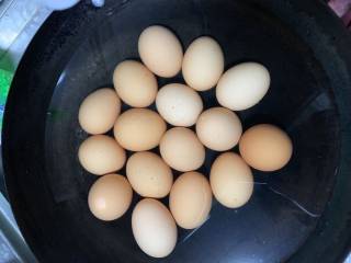 一个卤蛋,鸡蛋煮熟过凉水