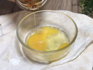柠檬鸡柳,鸡蛋打入碗中，加少许柠檬汁，搅打成蛋液备用