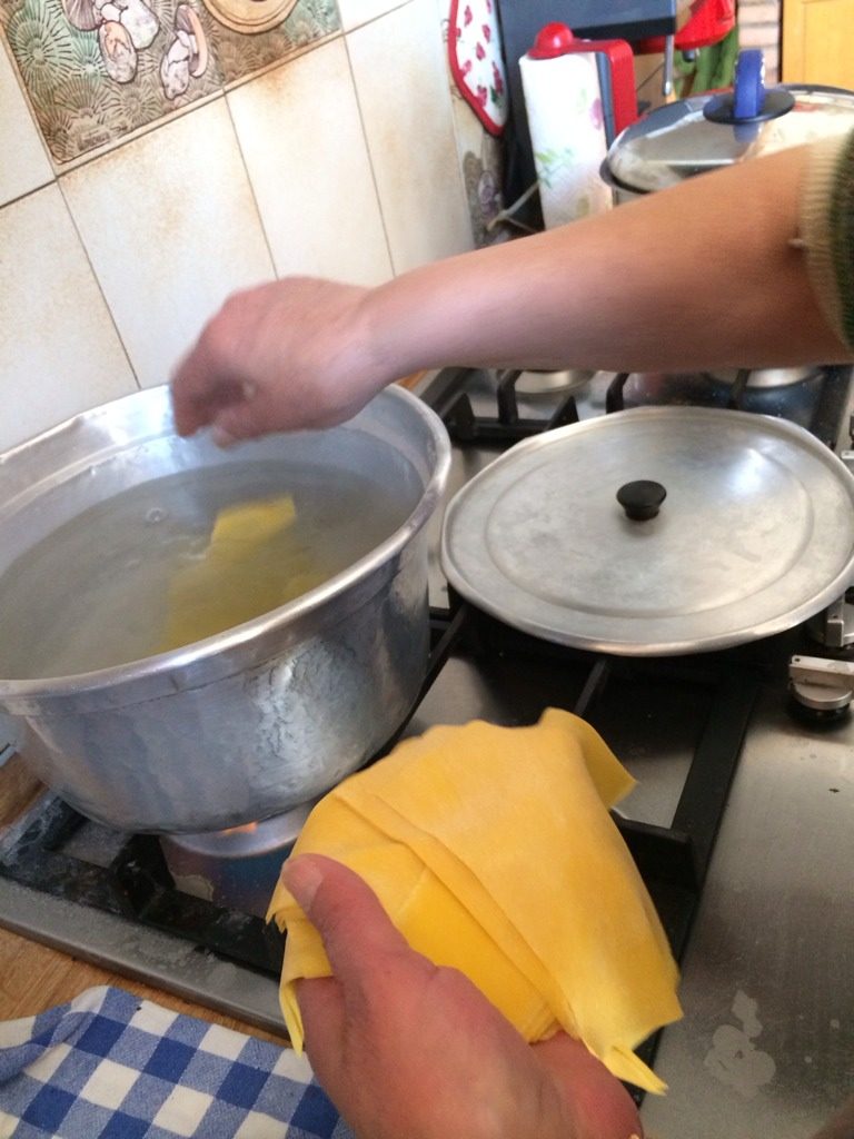 意大利肉酱千层面,将面皮切成长宽十厘米左右的小块下锅煮沸后捞出