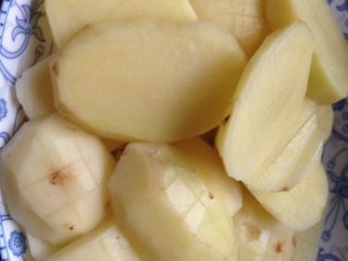 孜然烤土豆片,如图将土豆切片，尽量大小均匀一些，然后在其中一面切十字花刀方便之后调料入味