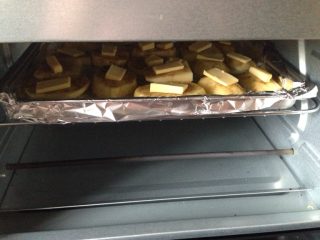 孜然烤土豆片,入烤箱180度上下火烤制20分钟左右，表面金黄，土豆片边微焦即可出炉食用