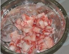 飞饼草莓派,草莓洗净，切小粒，加入糖和玉米淀粉，拌成草莓馅。