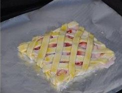 飞饼草莓派,在长条表面也刷上一层全蛋液。