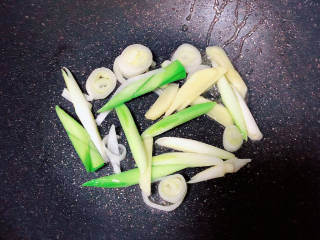虾仁豆腐煲,锅中倒入少许油，放入葱姜、蒜苗爆香。