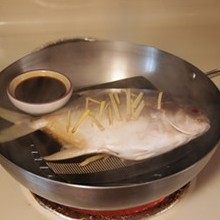 清蒸金鲳鱼,大火烧开水后放入鲳鱼，同时再放一小碟豉油大火同蒸八分钟。