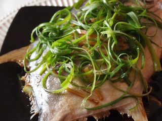清蒸金鲳鱼,取出蒸好的鱼，淋上加热好的蒸鱼豉油，把绿葱铺在鱼身上；把热油浇在绿葱丝上即可。