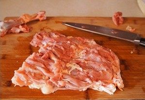 照烧鸡腿,带皮鸡腿洗净后去骨去鸡油，用叉（或牙签）把鸡皮表面扎些小孔，再反过来用刀把鸡腿肉划切开，不要切断皮。