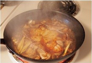 照烧鸡腿,转中火把带肉的一面煎香后倒入之前剩下的腌料汁，加一点点开水盖上锅盖至鸡腿八成熟。