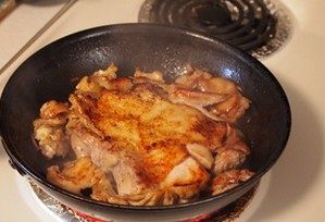 照烧鸡腿,大火烧热铁锅，把带皮的那一面放入到锅内，不断用铲按压，煎成金黄色后煎带肉的一面。