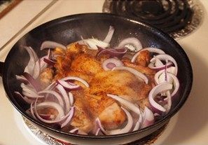 照烧鸡腿,加入洋葱放在锅底，把洋葱爆香，关火，铲出鸡腿肉切块，洋葱放盘底，把切好的鸡腿肉放在洋葱面上浇上锅里剩下的汤汁即完。
