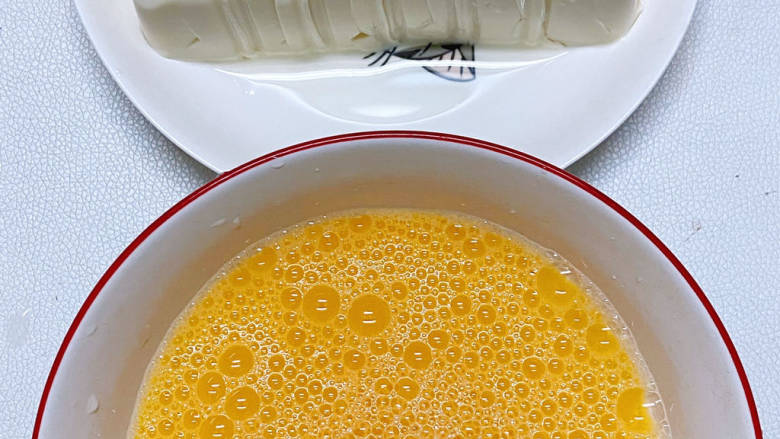 鸡蛋炖豆腐,蛋液要搅拌均匀