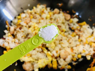 玉米虾仁蛋炒饭,根据自己口味加入食盐调味。
