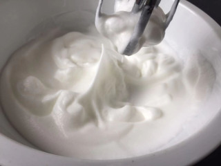 奶香蛋糕,第三次加入白糖，打发到提起打蛋器立起的尖尖角不会塌下