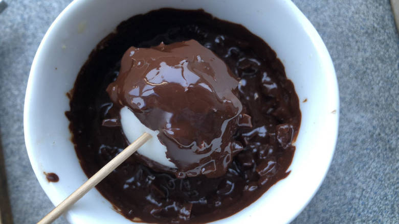 #闹元宵#巧克力脆皮汤圆,在混合好的巧克力坚果液中均匀地滚一圈。