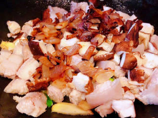 香菇卤肉饭,放入香菇和炒好的圆葱块一起翻炒均匀