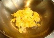 豆角菜疙瘩,锅里放少许油，鸡蛋打入碗中，加一点点水混匀，放入油锅中炒熟