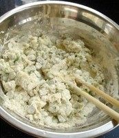 豆角菜疙瘩,放凉切成小圆片，放入面粉中，加入适量的水揉成软面团