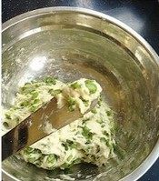 豆角菜疙瘩,小勺沾点水，在面团上挖小块放入开水锅中，面团全部放入，中火煮1-2分钟。